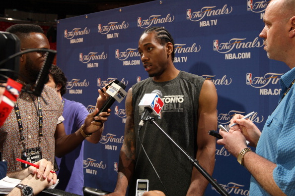 最后连失绝平三分！贺希宁19中9空砍21+8+8 三分6中0（末段连失追平三分！贺希宁19投9中空砍21+8+8，三分6投0中）