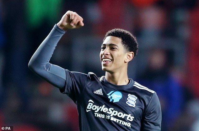 中国乒乓球队在关键战中被法国新星勒布伦逆转，展现技术与心理博弈，国乒面临严峻挑战。（关键一役，国乒遭法国新星勒布伦逆转：技战术与心理博弈凸显，挑战空前严峻）