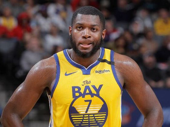 山东泰山今天下午在基地举行球迷开放日，一百多名球迷到场（山东泰山基地今日下午向球迷开放，百余名球迷到场）