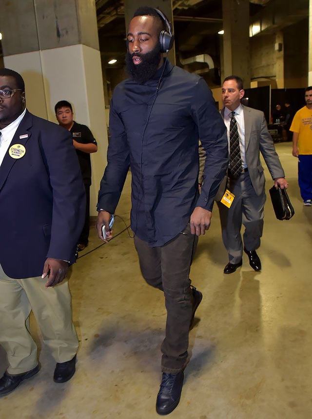 斯洛特：这点球在英超可能不会判；萨拉赫？今晚属于在场球员（斯洛特：这点球英超未必判；谈萨拉赫：今晚主角是出场球员）