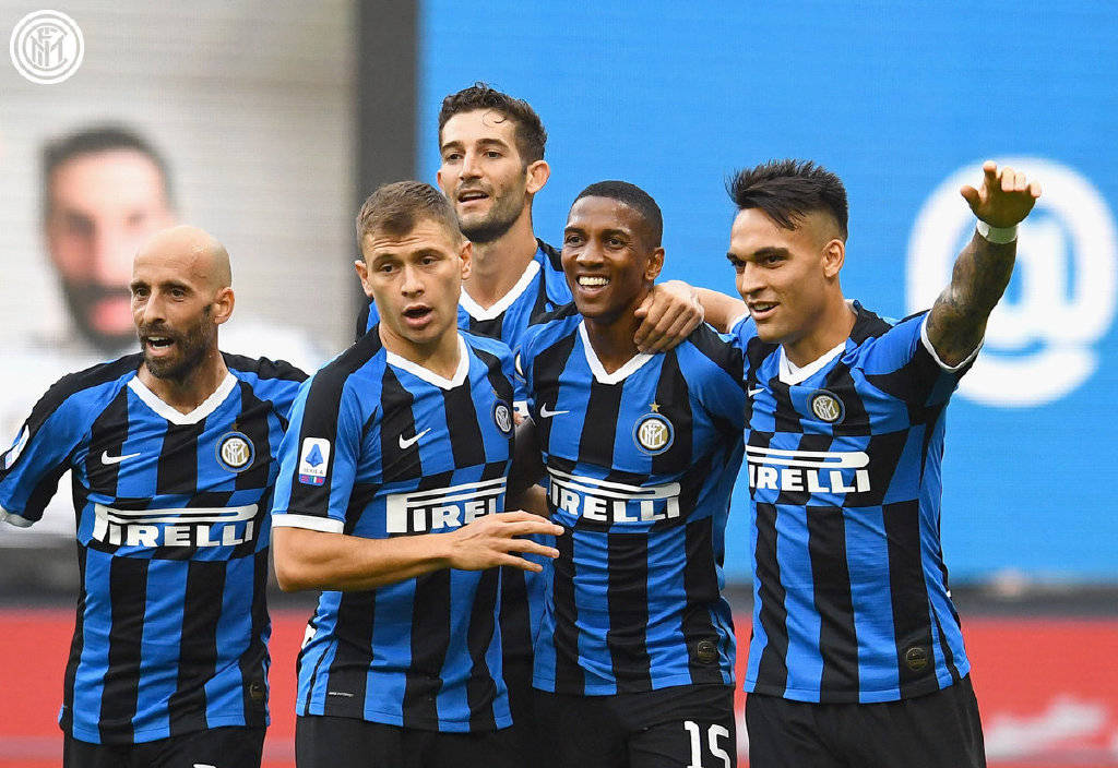 曼城瞄准并夺取英超领头羊位置（曼城冲击英超榜首并强势登顶）