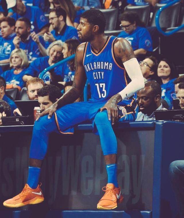 球员赛后把球鞋送给小球迷（赛后球员将球鞋赠与小球迷）