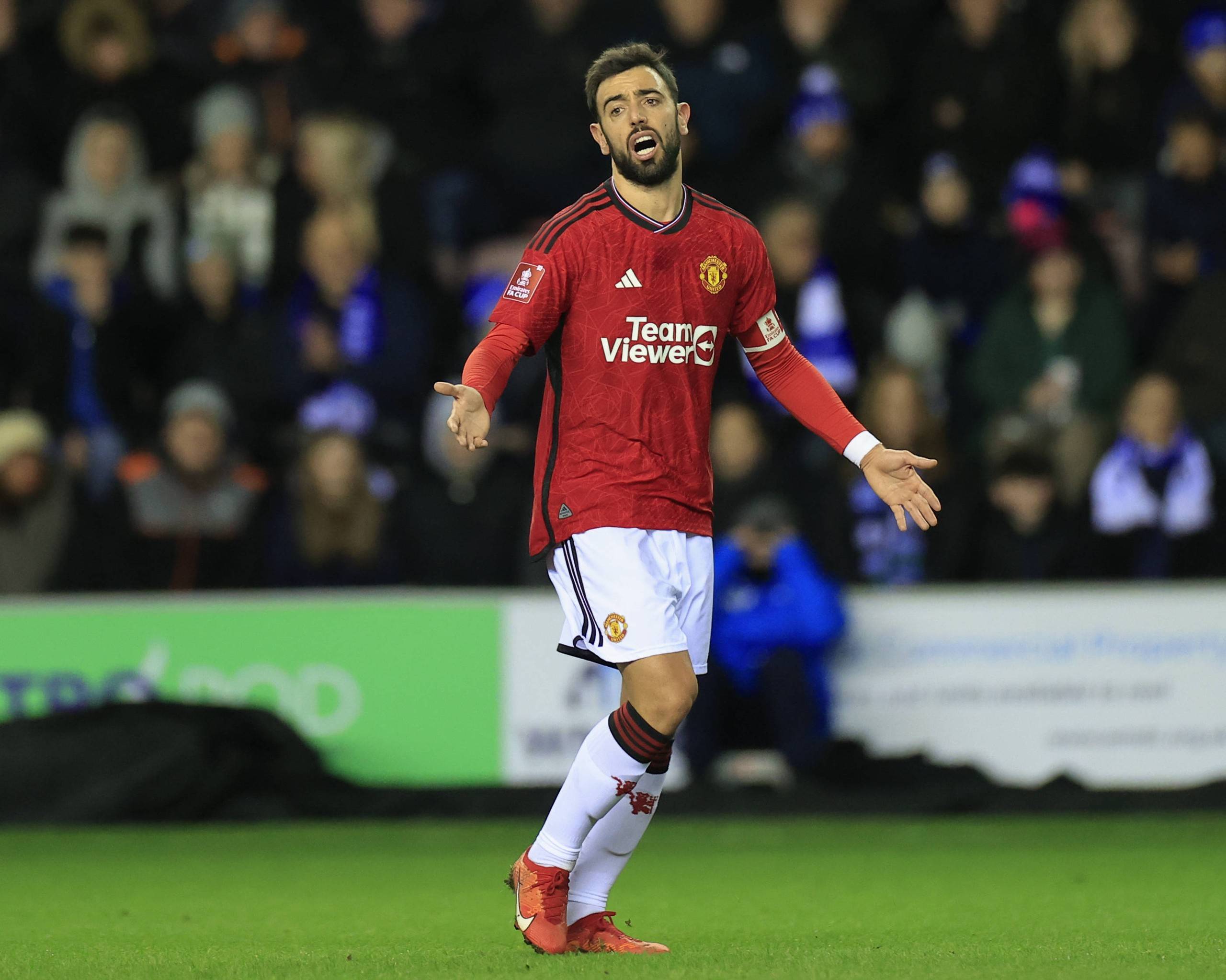 马刺老帅临场指挥引热议（马刺老帅场边调度引发热议）