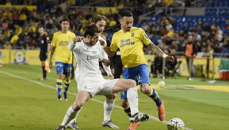 转会市场风云再起！萨拉赫或赴沙特联赛，拜仁豪门相中英格兰新星（足坛转会再起波澜：萨拉赫或转战沙特联，拜仁看上英格兰新星）