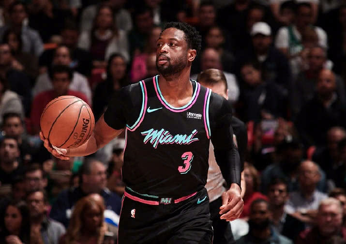 霍华德招募字母哥搭档东詹：别带伤强撑上场，湖人需要你（霍华德邀字母哥联手东詹；劝詹皇别带伤硬拼，湖人更需要你）