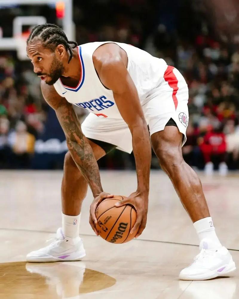 凯尔：比赛中阿德耶米被挑衅但保持了冷静，这说明他又成长了（凯尔：阿德耶米在比赛遭挑衅仍冷静应对，体现了他的又一次成长）